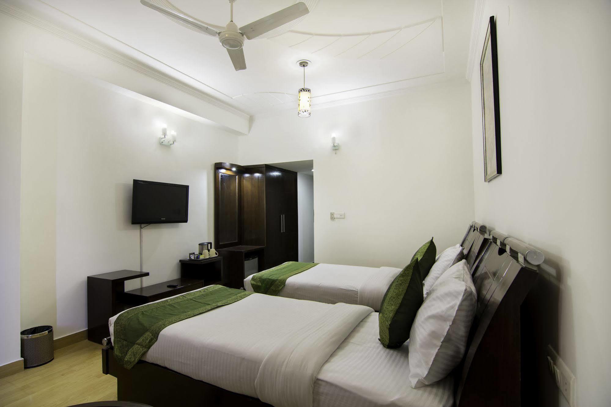 Oyo Townhouse 823 Green Leaf Gurgaon Luaran gambar